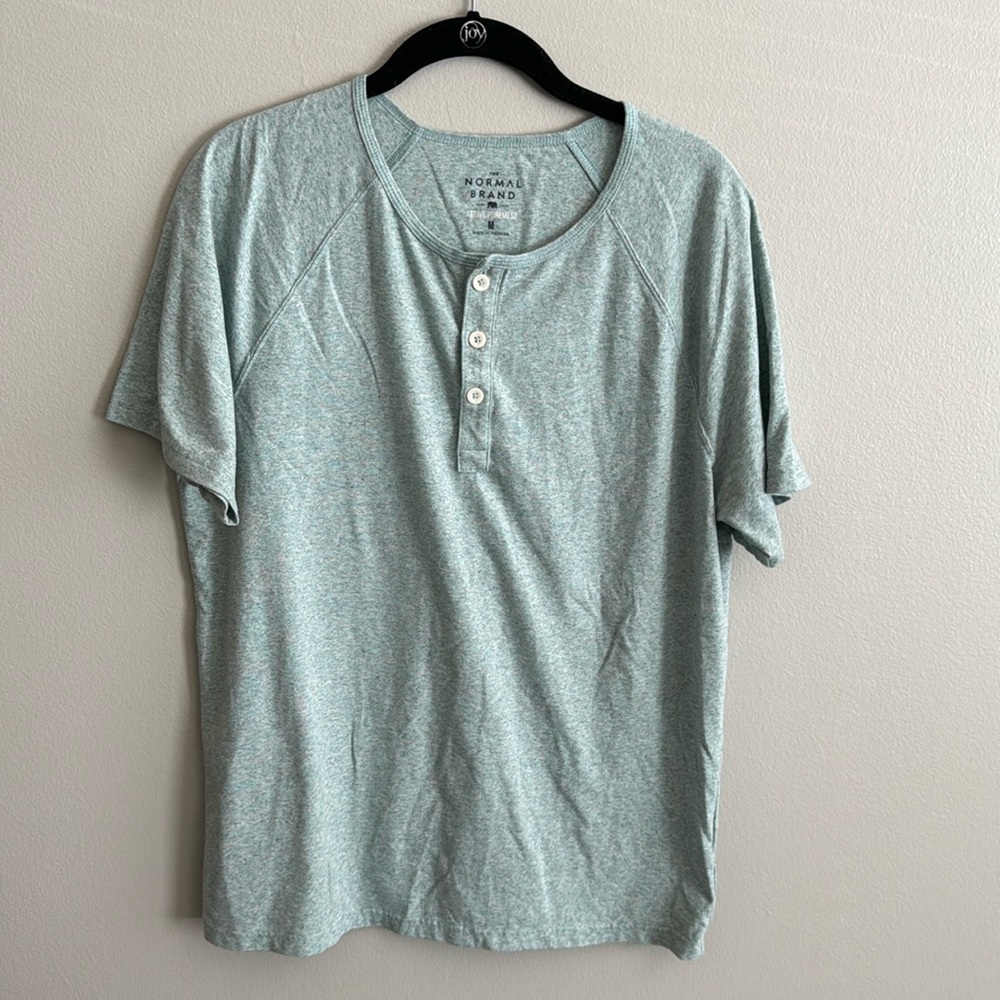 The Normal Brand Men’s short sleeve active puremeso Henley. Medium. Blue Haze.